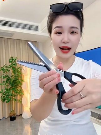 自带锁边功能的花边剪刀,非常锋利又实用#强烈推荐 #diy #锁边剪刀 #剪刀 #好物分享