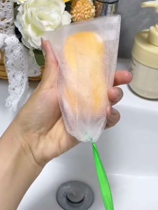 家里有了这个起泡网,平时用香皂 肥皂时手抓着就再也不怕滑跑了,而且可以轻松打出丰富绵密的泡沫,小块的也用得一点儿都不剩#香皂起泡网 #起泡网 #肥皂网袋 #碎肥皂网袋
