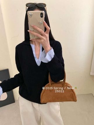 韩式条纹 拼接假两件长袖针织衫女秋冬新款设计感宽松显瘦V领上衣#韩系穿搭 #辣妹穿搭 #春秋新款 #显瘦搭配 #显高显瘦穿搭 @DOU+小助手 @DOU+好生意 @DOU+上热门