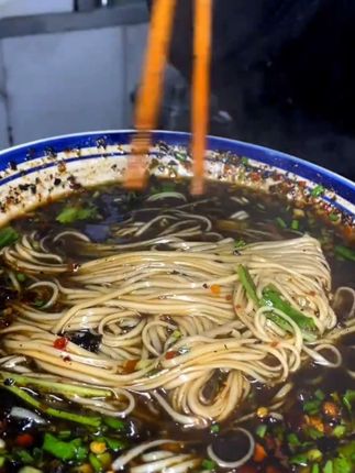 #地方特色美食 贵州灰炮柴火胡辣椒面,不管煮面条,馄饨做蘸水都安逸得很!又糊又辣又香味道独特,真的太好吃了!#辣椒面 #强烈推荐 #舌尖上的味道 #太香啦