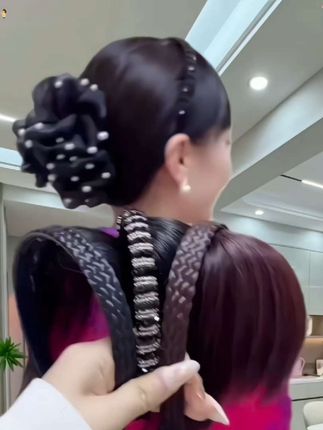 发箍刘海一体全真发,发际线后移,两鬓脱发轻松遮盖。佩戴简单,融合度高,超自然逼真,修颜减龄神器,人手必备哦!