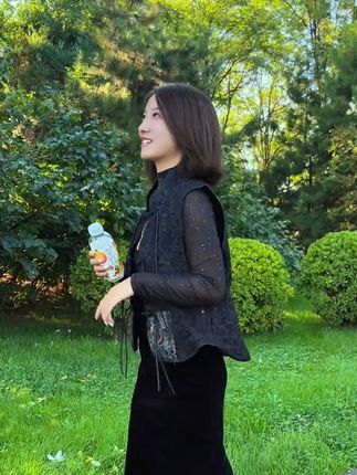 今年特别流行这种新中式马甲,穿上它简直太美了!中式国风盘扣搭配提花刺绣工艺,满满的高级感,宽松版型超显瘦,各种身材都能轻松驾驭,喜欢就别犹豫了,赶紧下单吧!#上新穿搭 #时尚日常穿搭 #好物推荐🔥 #好物种草 #洋气减龄