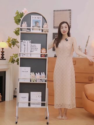 以前照镜子只能站原地,现在3600旋转想看哪边转哪边!背面的书架顺手放两本书,护肤化妆时还能翻翻杂志~ 带刹车的万向轮真的香!打扫卫生轻轻一推就走,再也不用费力搬镜子。姐妹听好,这面镜子能让你的生活方便十倍! #多功能#镜子 #置物架 #书架#时尚