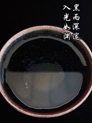 “这片‘深海’,是时光在釉色里的沉潜。