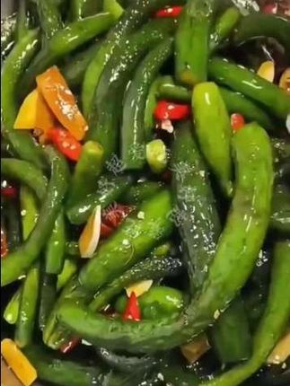 7.9元包邮小黄瓜咸菜,新鲜腌制,打开袋子浓郁香味,吃起来口感脆嫩,嘎嘎好吃,喜欢吃家人们赶紧尝尝吧#鲜脆小黄瓜 咸菜#开胃又下饭 #小黄瓜#快来一起尝个鲜 #妈呀太香了