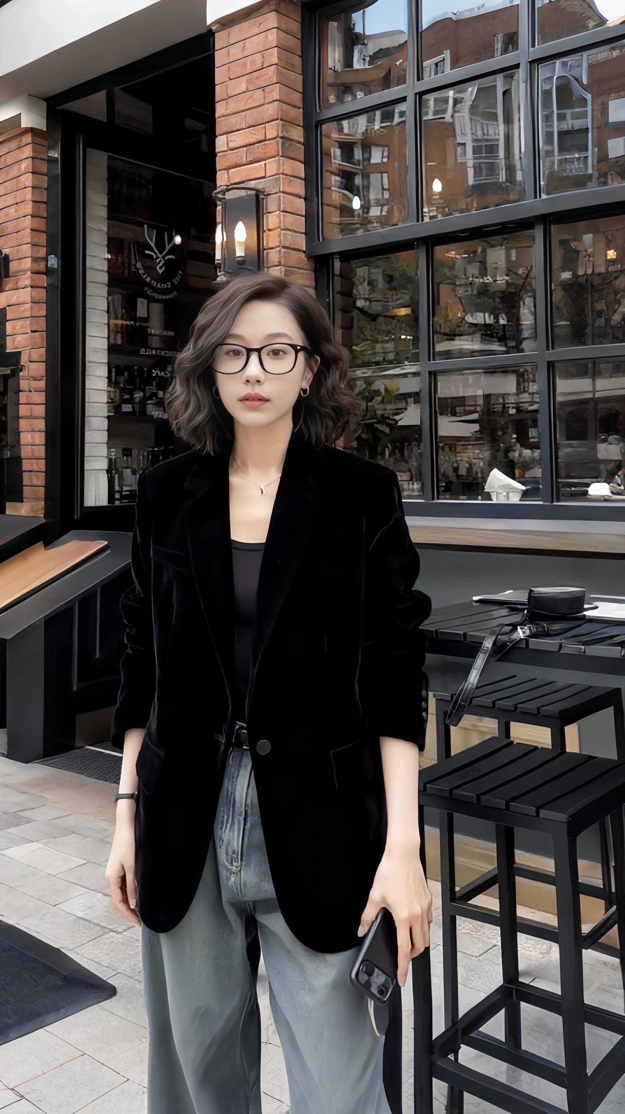 姐妹们快看,我挖到了一件超好看的丝绒西装外套,真的太爱了!它是这种哑光丝绒质地的,上身超级显贵气,而且它的版型非常好看,上身不会显得臃肿,不管是搭裤子还是裙子都很合适,不管是日常通勤穿还是约会聚会穿都很合适,喜欢的姐妹赶紧入手吧!