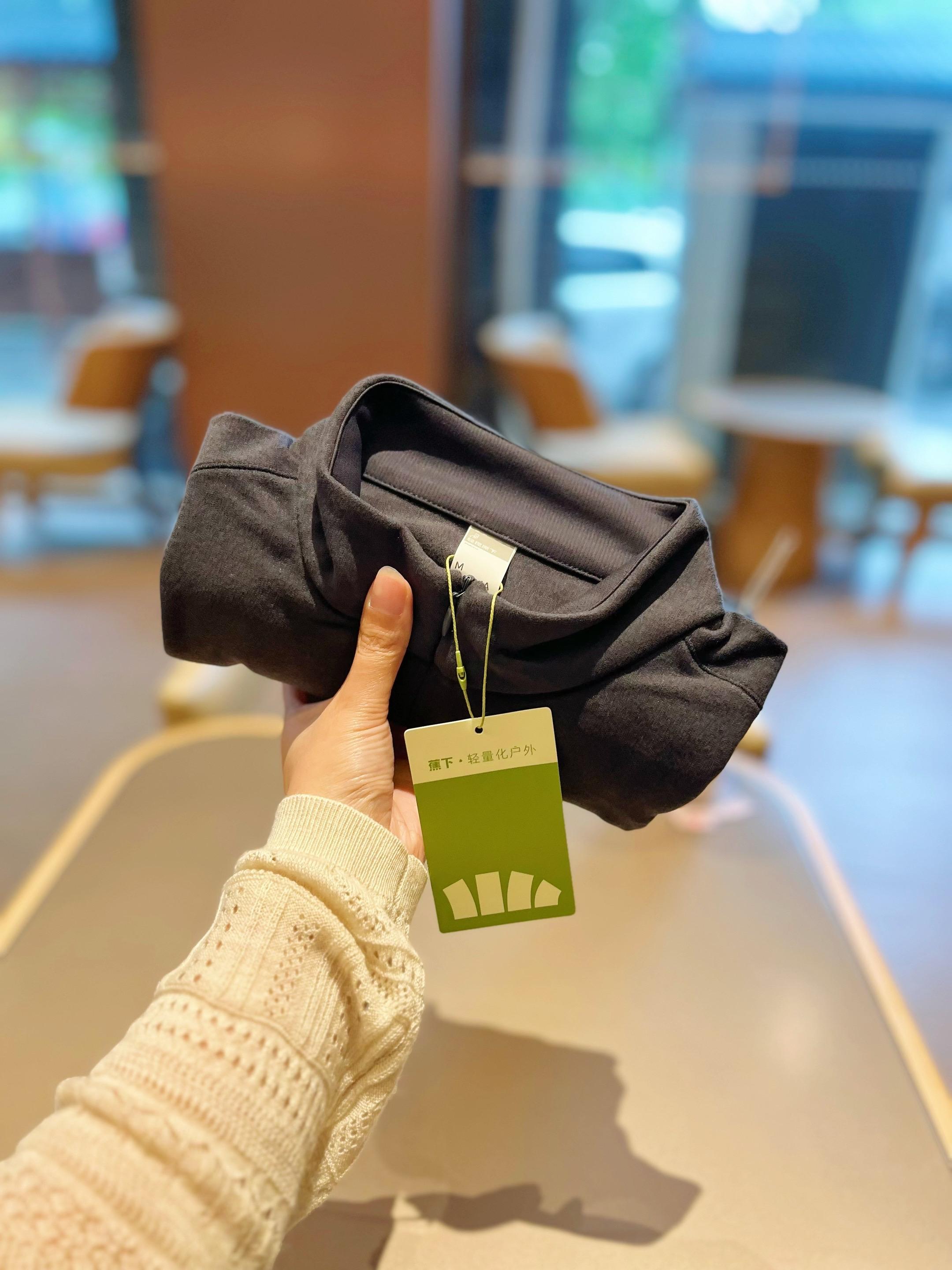 #蕉下 秋冬新品,福利价真的太香了,我直接入手了两个颜色回来,有多少姐妹在门店都花的200多买的左下角你们看看咱这多少钱? 它简直可以堪称为咱们秋冬的必备战袍。整件做了一个非常细腻的摇粒绒,上手来摸有点小婴儿脸蛋儿一样,超级柔软。 领子既可以这样敞开来穿,也可以把它这样拉起来,上身贼利索,搭配上两侧的收腰线,视觉感太显瘦太藏肉了哈,指袖的设计既显得胳膊特别的修长又特别的暖和,弹力也超大哈,真的能够做到修身但是不勒身儿,天冷点儿咱们可以单穿,深冬的时候还可以当做内搭来穿,这简直可以堪称为咱们秋冬的小暖炉。穿着这一波活动,品牌的大漏姐们,咱们真的可以整两件,咱们来回换着穿。#打底衫女 #秋冬打底衫 #摇粒绒 #长袖T恤女