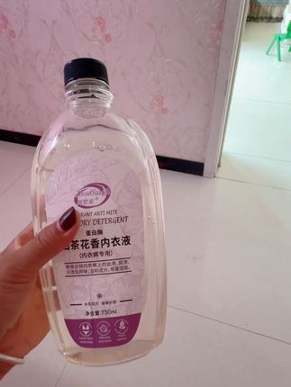 内裤上那些黄的、红的总洗不干净的,快来试试这瓶内衣专用的蛋白眉山茶花内衣液,内衣裤专用还是母婴可用的?压式泵头,洗完澡顺手把内裤洗了,干净又卫生。蕴含高活性蛋白酶,生理期红红的也能轻松洗干净,质地是浓缩型的。一点点就有很绵密的泡沫,晾干后不发黄也不发硬,山茶花香味,洗完的内裤又香又软,一瓶足足加量到七百五十毫升,十九点九,直接发四大瓶囤一次够用好久了。