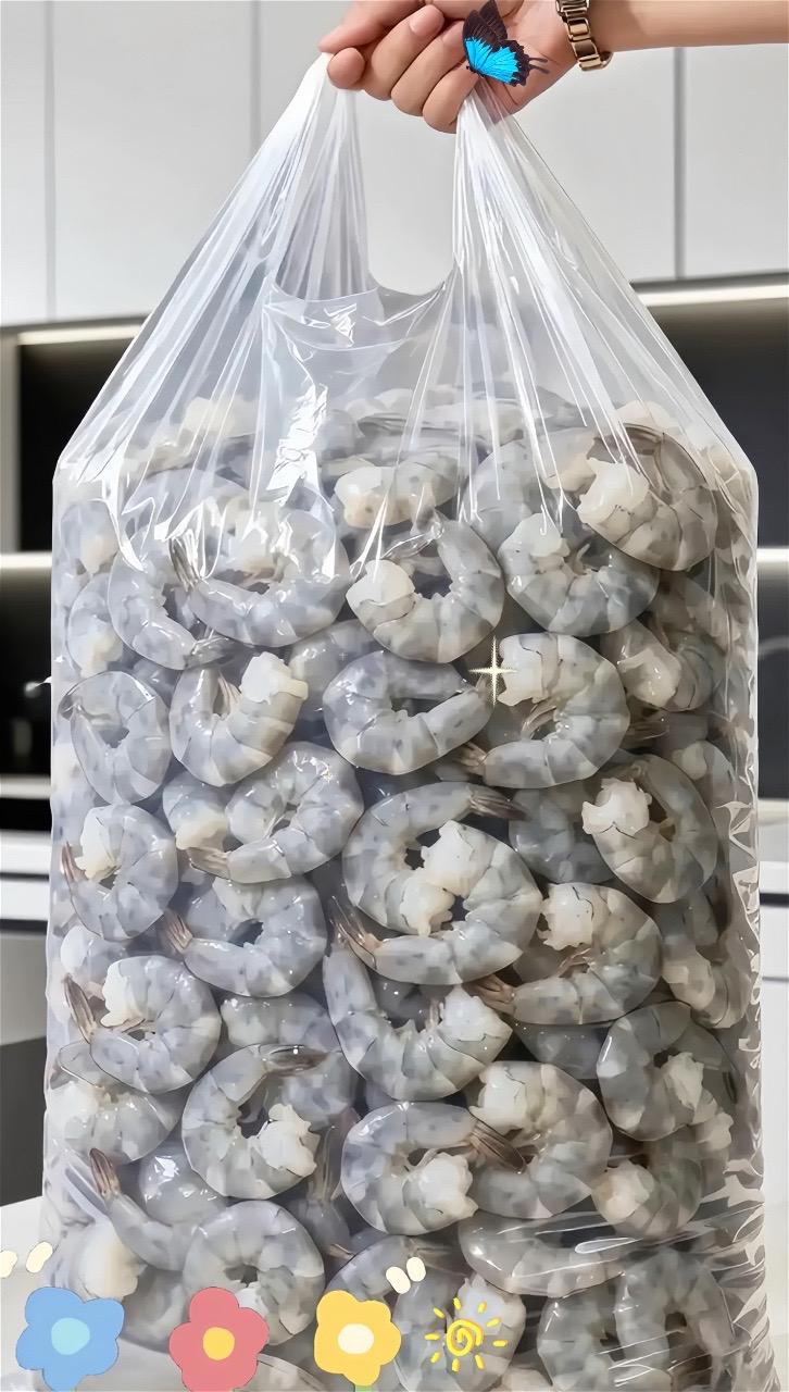 家人们谁懂啊!挖到宝了,这款新鲜大号青虾仁,完全是厨房救星! 每一只都来自优质水域,人工精心挑选,活虾现剥,个头超大,一只顶普通虾仁两三只!剥壳去虾线一步到位,到手就能下锅,简直是懒人福音。 虾肉紧致Q弹,咬一口满满大海的鲜甜,清蒸、爆炒、做汤、包饺子,怎么做都好吃,孩子老人都爱吃。没有乱七八糟的添加剂,配料表干干净净,只有虾仁,吃着超安心。 冰衣薄得几乎可以忽略不计,解冻后分量足,完全不缩水,性价比超高。现在福利满满,赶紧囤起来,让你的餐桌顿顿有鲜!#强烈推荐 #必备好物 #海鲜 #虾仁 #厨房好物 @DOU+小助手 @DOU+上热门 @抖加🔥上热门🔥dou+🔥热点宝