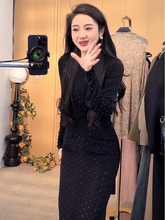 #实体店女装 #高级感穿搭 #服装小店 #黑色系穿搭 #半裙搭配