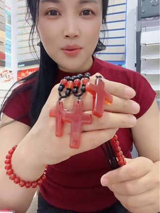 天然红玛瑙吊坠,纯天然不掉色 质地油润 颜色冰透 有证书保真 棉绳长度可以调节 男女同款 适合秋冬季节,百搭时尚#玛瑙 #玛瑙项链