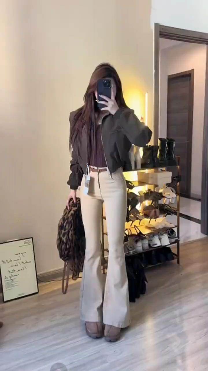 谁懂啊!挖到一条巨显身材的修身微喇裤!#辣妹穿搭 #ootd穿搭 #微喇裤 #微喇裤搭配 #早秋穿搭