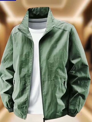 这件男士春秋薄款休闲夹克真的太帅了,不仅防风还防水,而且它非常轻便又舒服,简直就是户外运动的大码防风防水冲锋衣外套,让你轻松应对各种场合!#品质男装 #高端大气上档次 #男装