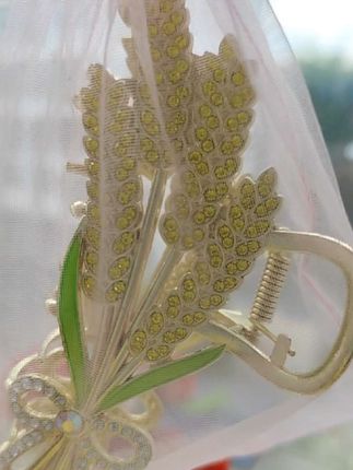 姐妹们,这个麦会发夹真的实在是太漂亮了,不管你是搭配丸子头发还是马尾,能让你秒变女神