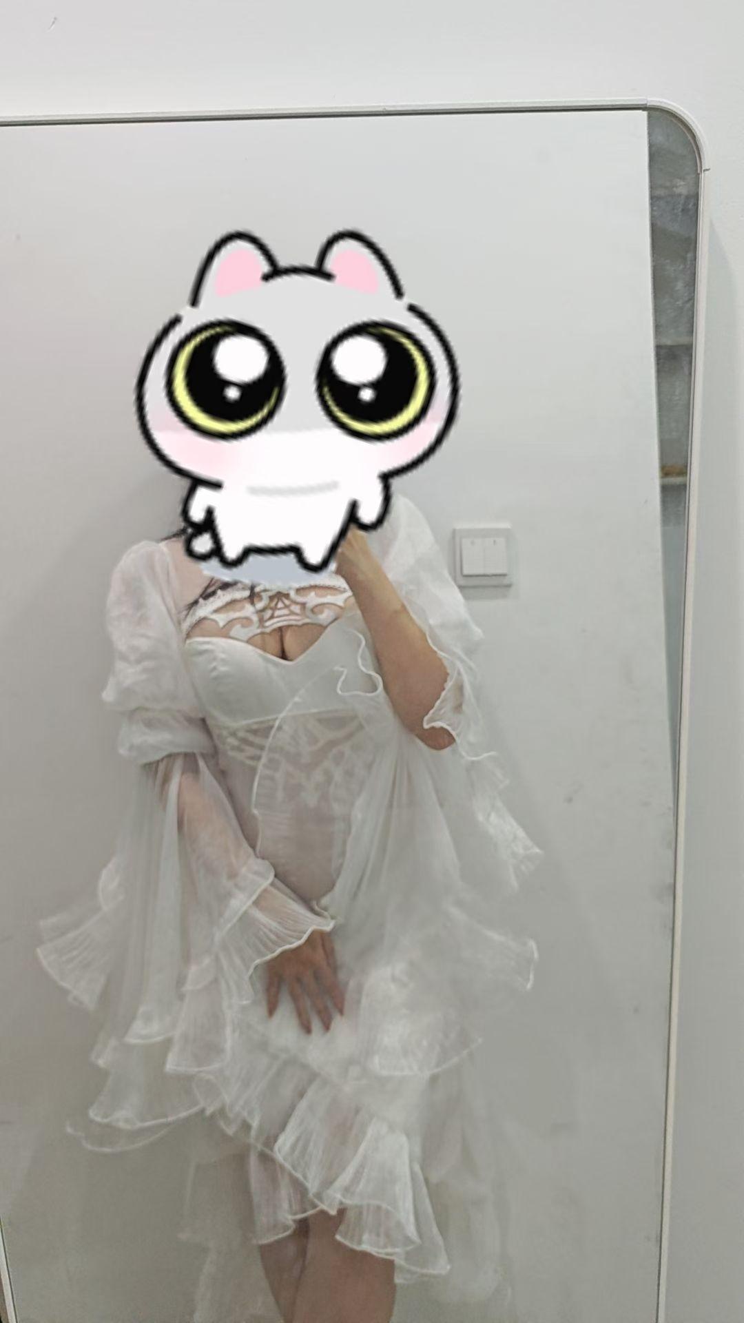 无奖竞猜。#试衣服