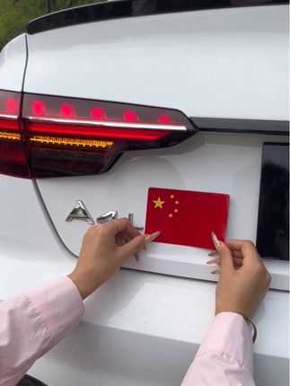 下周就是国庆了,磁吸红旗贴快安排上,白天好看,晚上反光,不漆面不留胶,想贴哪里贴哪里,快给你的爱车安排上吧#汽车用品#磁吸红旗车贴#汽车装饰#汽车好物#国旗贴纸