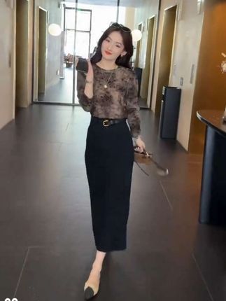 2025早秋韩版小众薄款长袖打底上衣百搭开叉半身裙套装女#简约穿搭 #春秋穿搭 #显高显瘦显腿长 # #气质女神穿搭