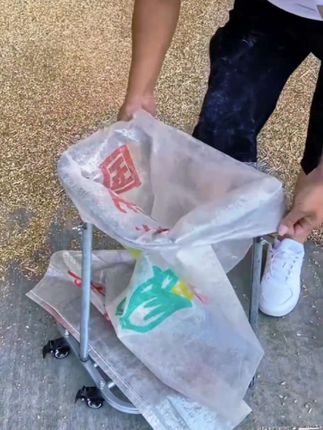这是一款超实用的装袋神器!轻松一放,袋子自动成型,再也不用费力撑袋口了~解放双手,农忙好帮手!#创作者中心 #创作灵感 #养殖好帮手