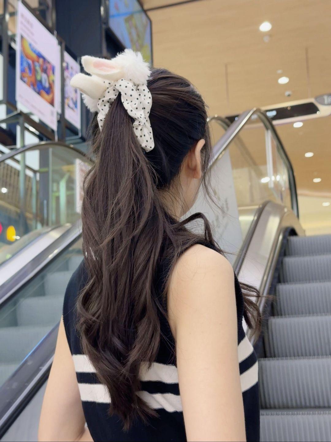 好姐妹,下次见面我们一起戴着它吧#头饰搭配 #高马尾 #俏皮可爱 #香蕉夹 #随时随地标记一下