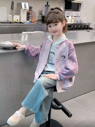 女童春秋外套,洋气棒球服夹克衫。#高品质童装 #女童外套秋季新款 #女童棒球服外套 #生女儿就要这样穿 #女童秋季外套