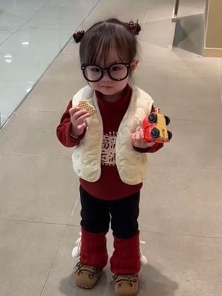 红色加绒卫衣也太显白了吧,搭配上加绒打底裤,国庆中秋这样穿喜庆又可爱#秋冬穿搭 #生女儿就是用来打扮的 #骗你生女儿可盐可甜 #1岁女宝穿搭 #骗你生女儿