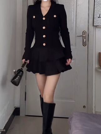 姐妹们,我终于找到了一套既显高又显瘦的小个子穿搭了!就是这套小香风针织套装,上身真的太好看了!V领针织衫搭配蛋糕短裙裤,瞬间拉长身材比例,秒变大长腿!整套衣服都是小香风的设计,洋气又百搭,简直就是小个子女生的福音!喜欢的姐妹赶紧点击下方链接购买吧!#今日穿搭 #女装 #穿搭不重样 #小个子穿搭 #早秋穿搭