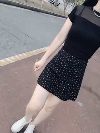 “除了物质和偏爱,任何喜欢你都不要当真,如果有人说你物质,那就物质吧,给糖就笑的年纪已经过去了”#穿搭#碎花短裙#a字裙 #显高显瘦显腿长 #气质百搭半身裙