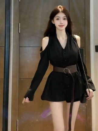秋季氛围感别致不规则收腰露肩气质V领衬衣+短裤送腰带女#dou上热门 #套装 #时尚女装 #穿出自己的风格 #又美又飒 @DUO+=小助手
