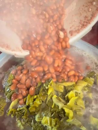 贵州特产青菜酸菜无盐酸嫩爽豆米汤,是贵州人的,少不了这一口,夏天最适合了,有了这个我爱吃的酸汤,每次吃饭都要吃三大碗#农村特色美食
