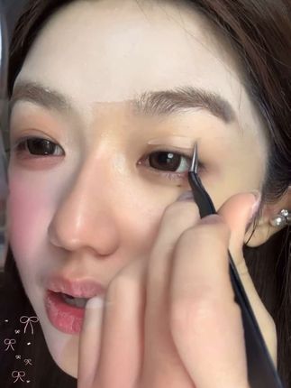 肿眼泡、干性肌肤、油性肌肤、敏感肌都可以用的!卡卡西雷达双眼皮贴来了!它有两种类型,一种是半固定型,另一种是固定型。根据自己的需求选择适合自己的类型,使用起来非常方便,只需要贴在眼皮上就可以了,让你的眼睛更加好看,快来试试吧!#美妆种草 #平价彩妆 #美妆分享