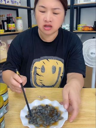呱呱叫舟山本地马目泥螺,吃起来脆嫩脆嫩的,颗粒大小很均匀,保证无泥无沙无泥筋。下饭下酒神器。现在99元拍6瓶送加送2瓶到手整整8大瓶。喜欢的赶快赶快带回家