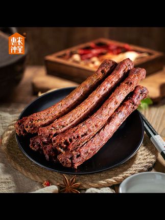 这个风干鸭脖真的是太好吃了,我每次都是三包五包的买,一打开就能闻到浓浓的卤香味,每一根都是这么长,分量很足,吃起来特别过瘾,肉质紧实,很有嚼劲,卤的非常入味,连骨头都很香,平时追剧的时候来上一根,真的超级解馋,喜欢的朋友赶快下单吧!