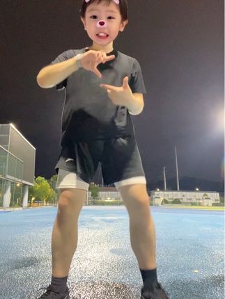 来扭一扭 #灵活的胖子 #粗腿 #手势舞 #酷小孩 #上热搜