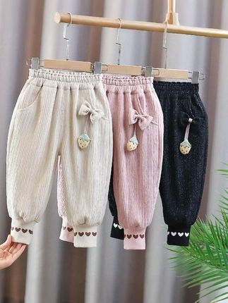 这款女宝春秋休闲裤太赞啦✨ 韩系设计超吸睛,灯芯绒面料柔软亲肤,春秋穿正合适。束脚设计防风又利落,萌趣草莓挂饰+爱心裤脚,甜美值拉满🎀 宝宝穿上既舒适又时髦,日常出街、上学都超合适,宝妈们别错过哦~#童装 #萌娃穿搭 #女童春秋韩版束脚裤#出游穿搭 #生女儿就是用来打扮的 @DOU+上热门 🔥