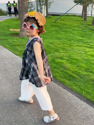 清凉一夏!女儿超爱的韩系休闲两件套,无袖娃娃衫+高腰阔腿裤,上身秒变大长腿,气质满分!棉质面料轻薄透气,自带清凉感,高温天穿着超舒服。韩系小宽松版型,好看又精致。一次入手两件,性价比超高。女儿穿上就不愿脱,家有女儿闭眼入!