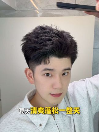 一喷一抓就能随意做发型,扁塌锅盖也能轻松做造型#即山川蓬松水 #男生发型打理技巧 #男士造型 #男生必备