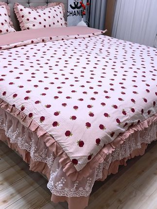 降温了,花百来块给家里整了床~四季可用.韩版公主风蕾丝花边床盖款~#四件套 没想到肤感这么好,柔软亲肤细腻,贴身睡可舒服了,好喜欢呀!多种花色可选#四季必备 #家纺床上用品