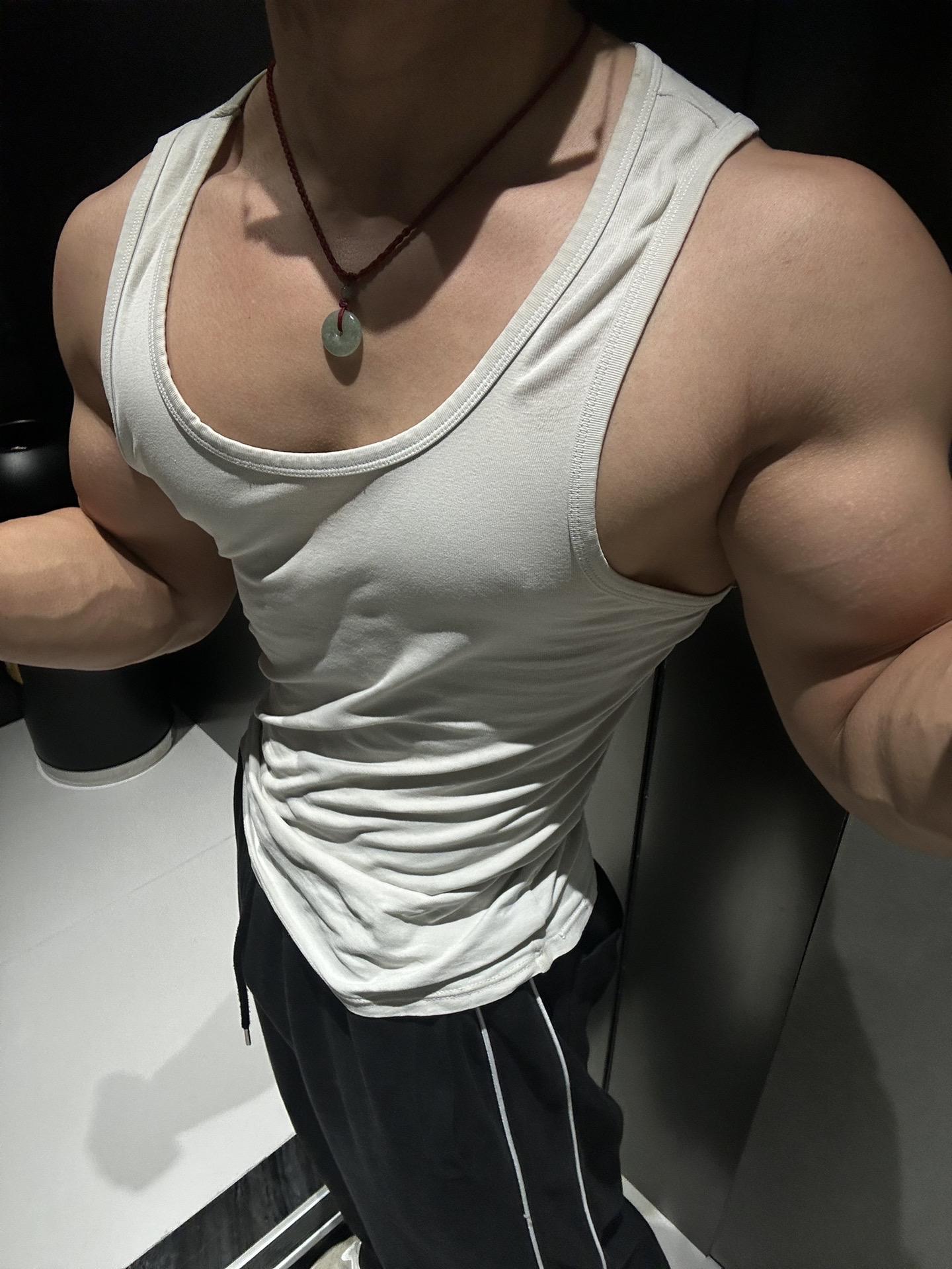 说好一起养小狗,结果是你想当小狗。#宽肩窄腰