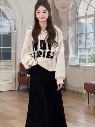 可甜可盐炸街套装女秋冬设计感别致字母连帽毛衣+黑色半身裙#可甜可盐 #休闲减龄穿搭 #早秋穿搭 #韩系穿搭 #犁型身材穿搭
