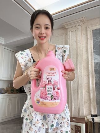 洗脏衣服还得是小苏打洗衣液,加量不加价到手13斤,关键去污能力真的好,洗完的衣服香喷喷,不含荧光剂母婴可用#洗护好物#香氛洗衣液 #爆款热卖中 #污渍轻松去除