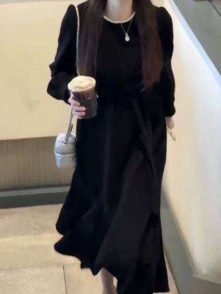 微胖女生都去穿这件小黑裙,真的好显瘦,好好看啊!#微胖女生 #大码女装 #谁穿谁好看系列 #初秋穿搭 #无限回购的宝藏单品