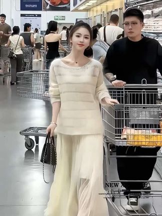 #被秋日氛围感穿搭拿捏了 姐妹们,这套真的太温柔了!针织上衣柔软舒适,条纹设计简约大气,搭配高腰A字半身裙,拉长腿部线条,凸显优雅气质。整套穿搭轻松又惬意,日常出街都超合适。#温柔风穿搭 #早秋穿搭 #女神穿搭 #显瘦显高显气质