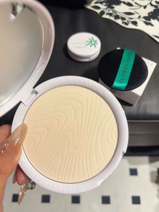 有了它,再也不怕卡粉斑驳了,底妆牢牢扒在脸上!#粉饼 #花间颂 #平价彩妆 #无暇底妆