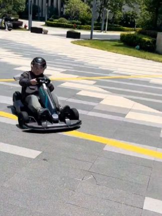 升级版儿童电动卡丁车,灯光,音乐,动力强劲,快来和孩子一起来玩吧!#儿童卡丁车 #送给孩子好玩的礼物