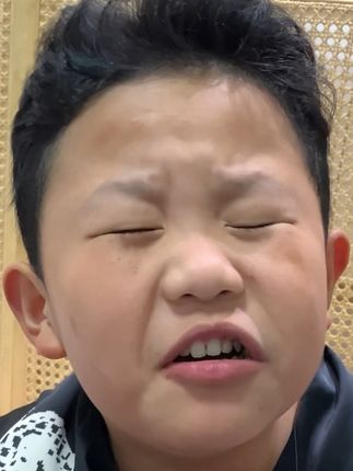 三姐亲自为弟弟烤制披萨却被弟弟质疑是三姐掉地下了才给自己吃的哈哈哈#邋遢东西