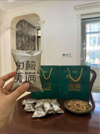 不喜欢吃生核桃的一定要尝一尝他家的蜂蜜烤核桃,酥酥的、脆脆的、香香的很好吃、主要礼盒装的自己吃或者过节串门都很合适。