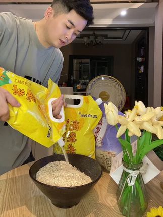 东北白高粱米 粒粒饱满 米香四溢 营养软糯 来自东北黑土地的馈赠,这白高粱米,颗颗饱满紧实,每一粒都散发着自然的纯粹光泽。蒸煮后,饭粒软糯香甜,米粥绵密顺滑,透着淡淡的清甜,满满都是家的味道,简单烹饪,便能开启三餐好时光。#东北白高粱米#高粱米#五谷杂粮#高粱米粒粒精选颗颗饱满 #高粱米粥