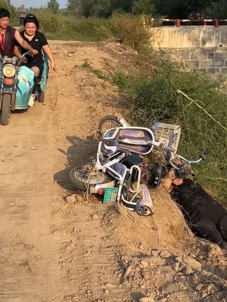 我这不是属于英雄救美吗?#万万没想到 #农村搞笑段子 #农村那些事