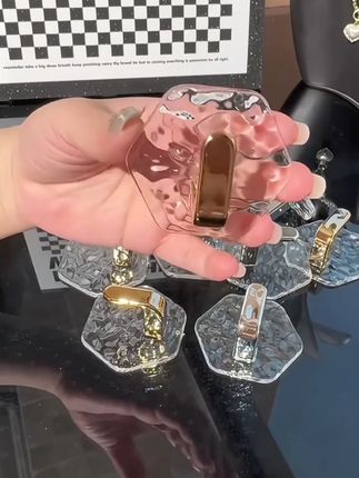 快看啊!这个挂钩真的太好看了!它是这种冰川纹理的,特别有质感,而且还是免打孔的设计,撕开背胶就能用,粘性很强,不管是贴在洗手台挂首饰,还是贴在浴室挂浴巾,都超级牢固!六边形的设计也很特别,不管家里什么风格都能搭配得上,真的是好看又实用!#好物推荐🔥