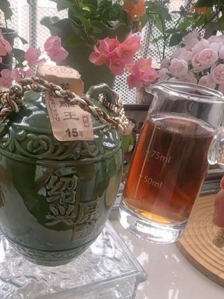 15年陈酿黄酒,源自江南水乡,精选优质糯米与天然水源,依古法酿造,岁月沉淀出琥珀色泽与馥郁香气。入口绵柔顺滑,层次丰富,适合聚会小酌或馈赠亲友,感受时光赋予的醇厚韵味。#好喝不贵 #黄酒文化#陈酿#绍兴#不错不错味道好极了